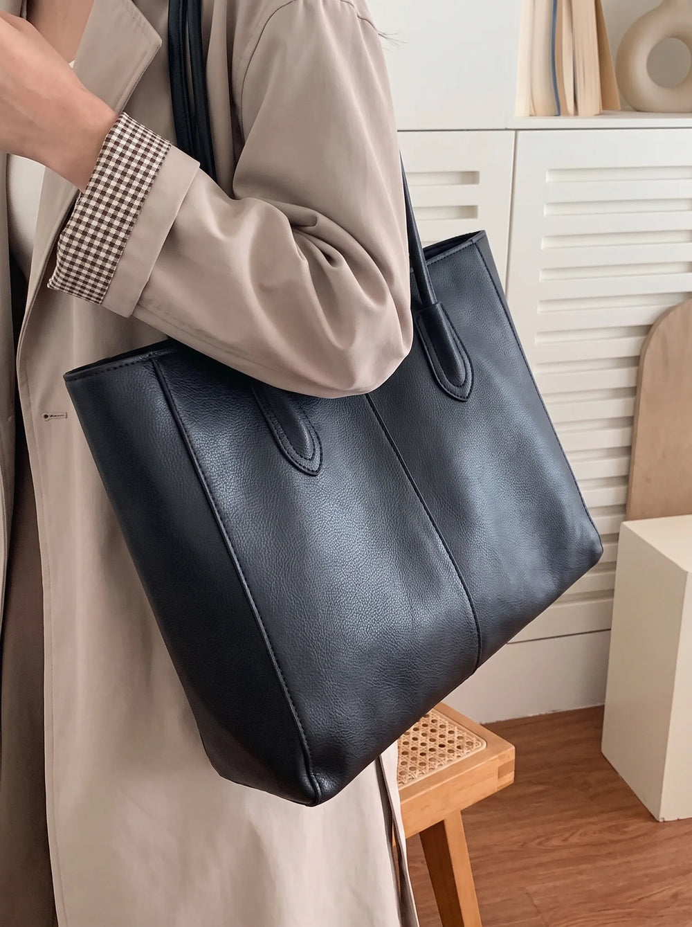 U-shaped handle tab stitching on WestStyle Everyday Tote black smooth PU leather designer tote bag Pakistan
