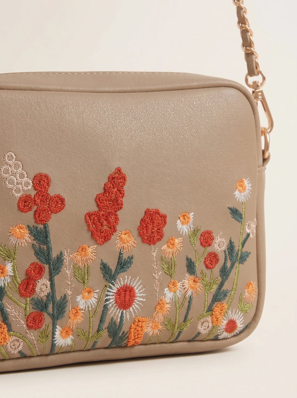 Gold chain strap and clip hardware on WestStyle Chic floral crossbody bag sling bag for women Pakistan