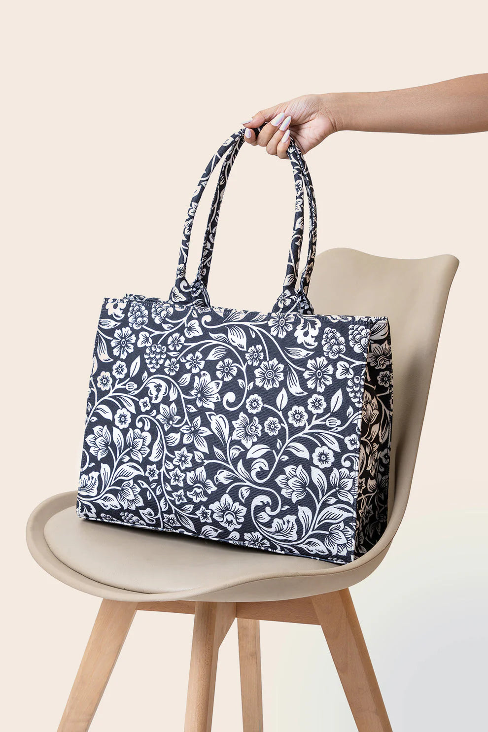 BLACK PETALS CANVAS - M095