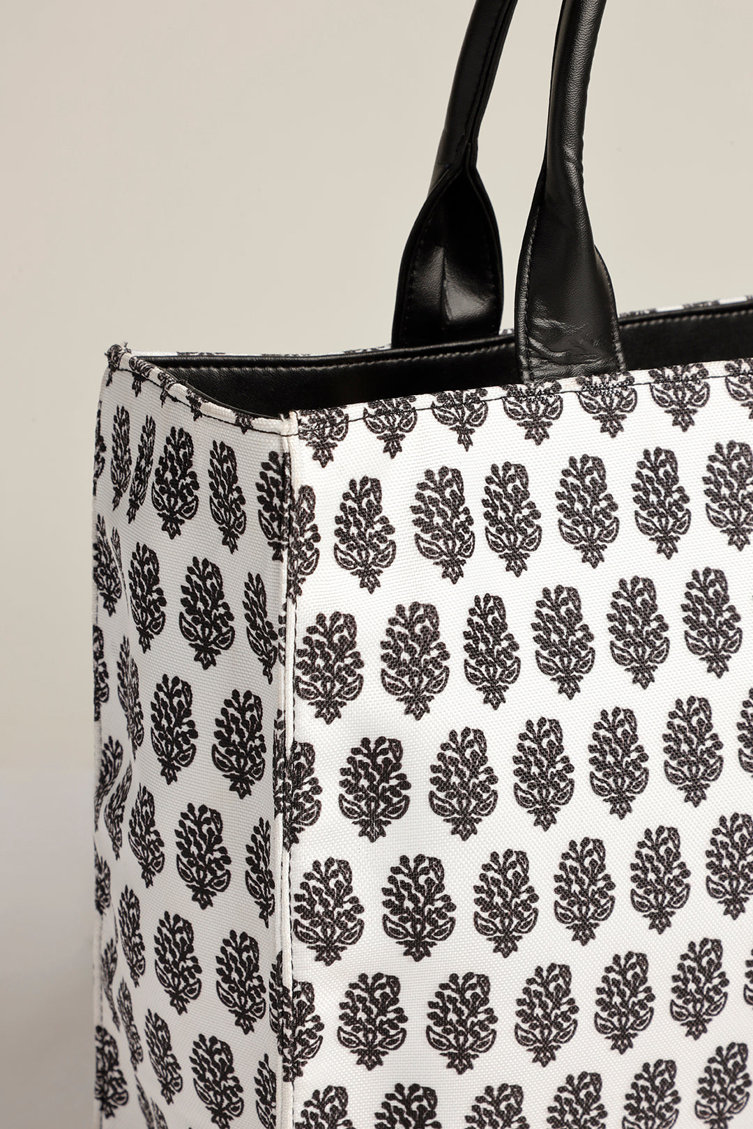 MONOCHROME CANVAS - M016 Muzeri